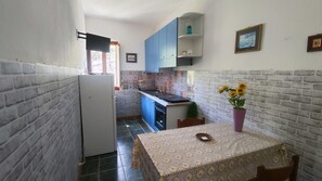 Kühlschrank, Ofen, Herdplatte, Wasserkocher mit Kaffee-/Teezubehör