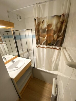 Bathtub - 200m from resort center, 4th floor, view mountain, balcony, tv, ski locker, 30m², Superdévoluy (Le Dévoluy)