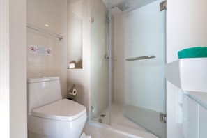 1-Bedroom Apartment | Bathroom | Shower, free toiletries, hair dryer, towels