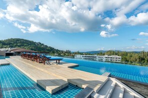 2 室外游泳池,池畔遮阳伞,日光浴躺椅