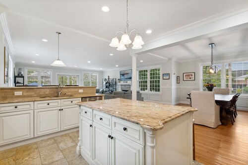 Luxury Home a Short Walk to Beach and Town with Amazing Reviews 
