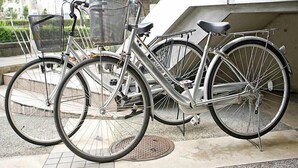 Una bicicleta estacionada junto a un edificio con un letrero en un idioma extranjero.