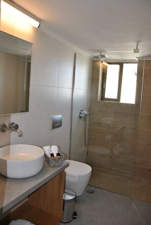 Apartamento conforto, 2 quartos | Banheiro | Chuveiro, chuveiro com efeito de chuva, produtos de toalete grátis 