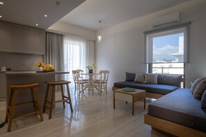 Apartment, 2 Bedrooms | Ruang tamu | TV Pintar 