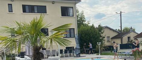 Piscine extérieure (ouverte en saison), chaises longues