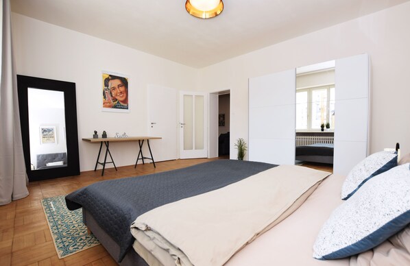 3 habitaciones, tabla de planchar con plancha, internet y ropa de cama
