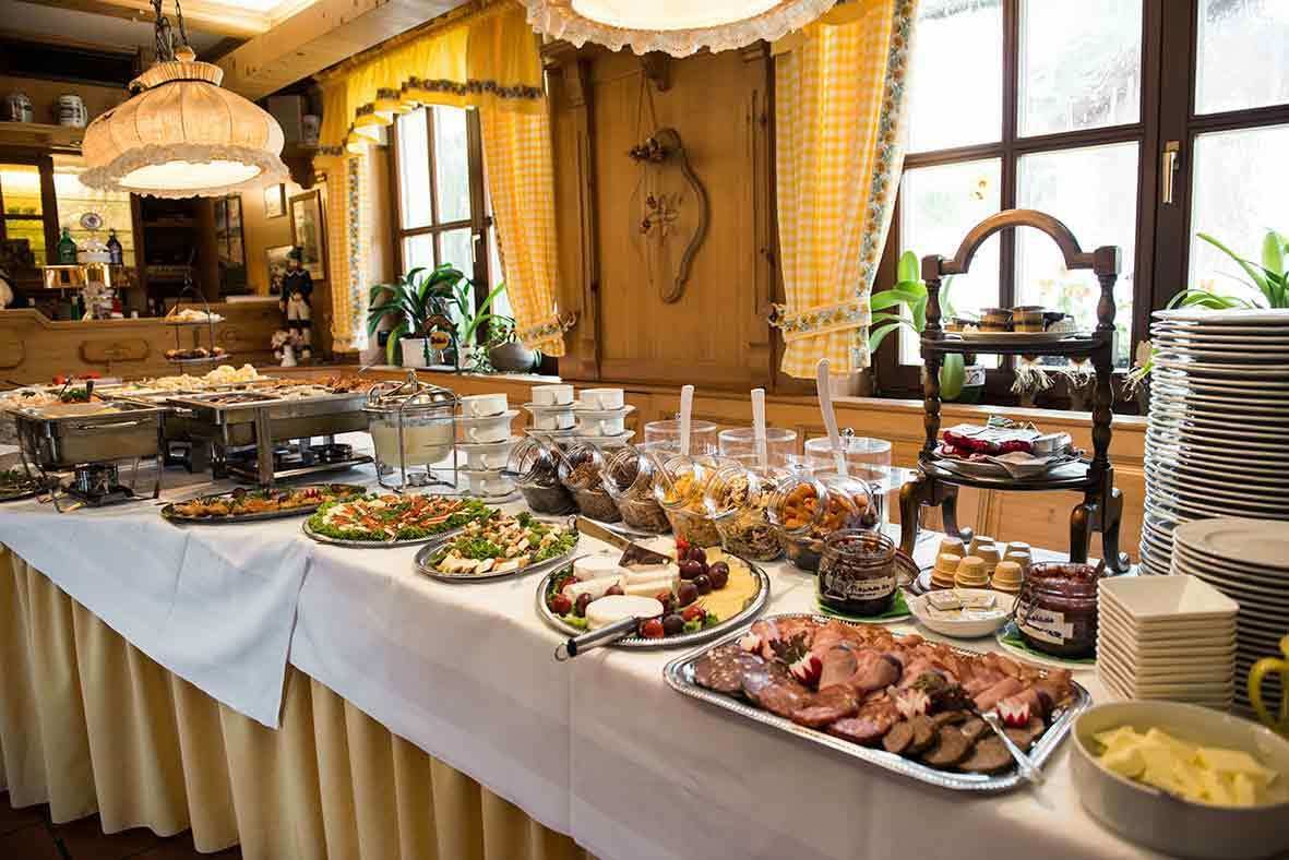 En buffet med forskellige retter og bestik.