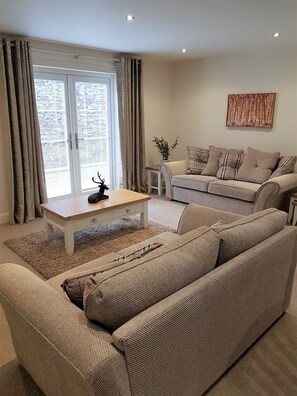 TV, books - Gleann Fia House, a 2 bedroom house in Killin, Stirling (Killin)