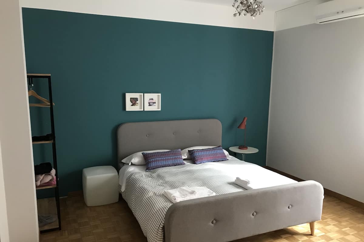 Camera doppia, bagno condiviso (3) | Biancheria da letto ipoallergenica, una scrivania, tende oscuranti