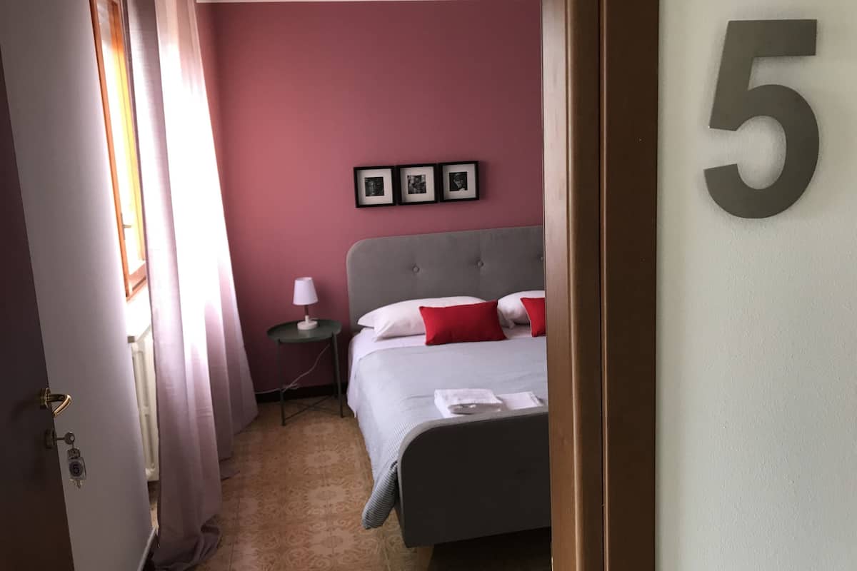 Camera doppia, bagno condiviso, vista giardino (5) | Biancheria da letto ipoallergenica, una scrivania, tende oscuranti
