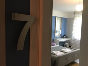 Camera doppia, bagno condiviso, vista giardino (7) | Biancheria da letto ipoallergenica, una scrivania, tende oscuranti