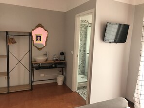 Double Room, Balcony (ensuite 4) | Hypo-allergenic bedding, desk, blackout curtains, iron/ironing board - CasapiuRooms - Adults only (Verona)