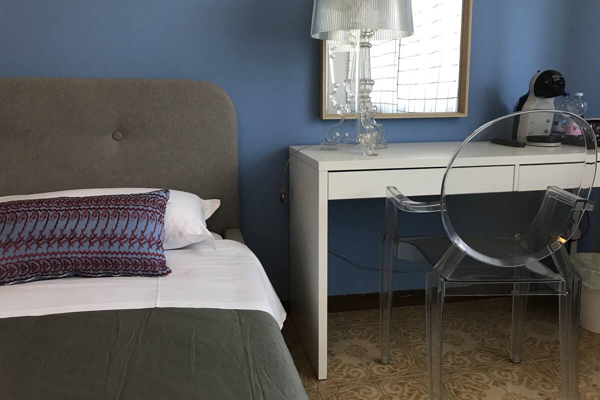 Camera doppia, bagno condiviso, vista giardino (7) | Biancheria da letto ipoallergenica, una scrivania, tende oscuranti