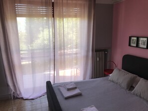 ダブルルーム 共用バスルーム ガーデンビュー (balcony6) | 低刺激性寝具、デスク、遮光カーテン、アイロン / アイロン台