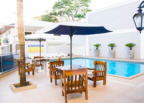 Piscina externa, espreguiçadeiras