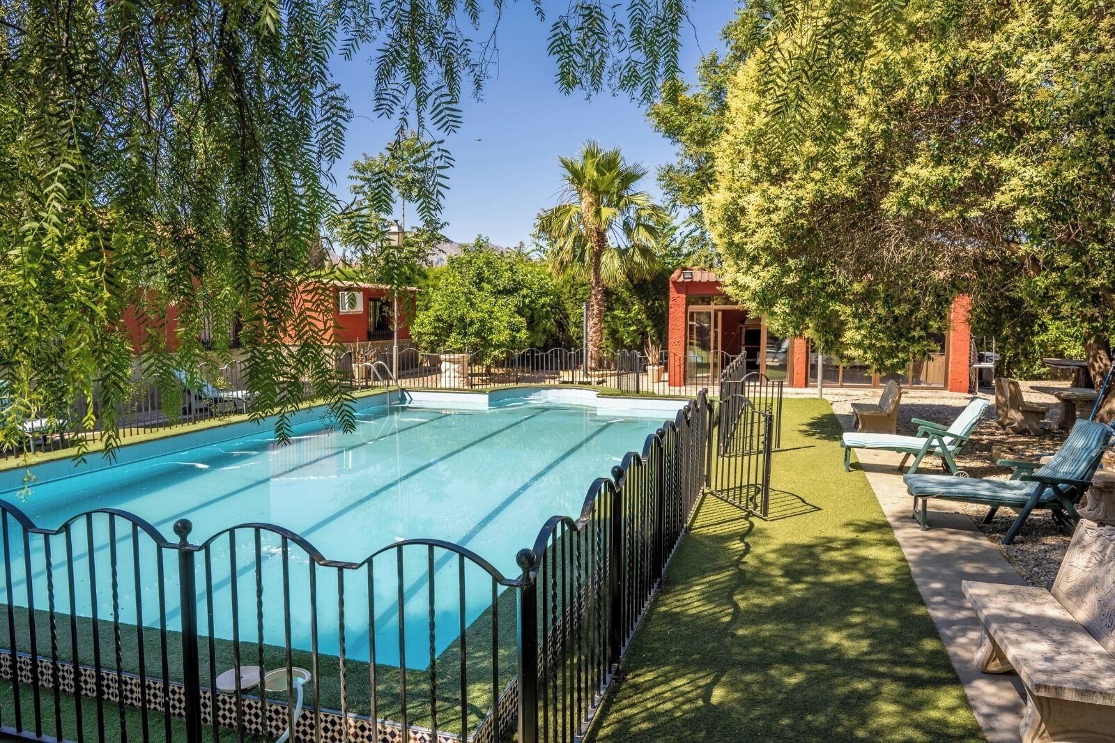Una piscina al aire libre