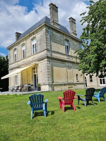 Grande terrasse, salon de jardin, vue sur la vallée