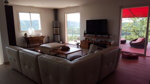 TV, DVD player, books, stereo
