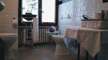 Suite, vista città | Bagno | Doccia, soffione a pioggia, set di cortesia firmato, asciugacapelli