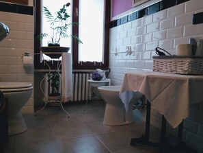Suite, byutsikt | Bad | Dusj, regndusjhode, designertoalettartikler og hårføner