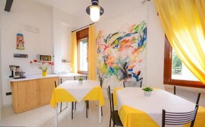 Café da manhã com pratos da culinária local grátis todos os dias