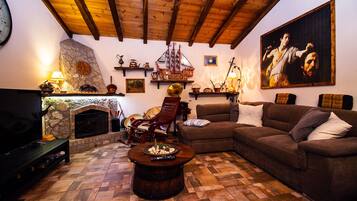 Älytelevisio, takka, DVD-soitin, pöytätennispöytä