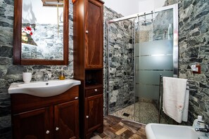 Shower, hair dryer, bidet, towels