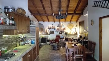 Frigorífico, microondas, horno y placa de cocina