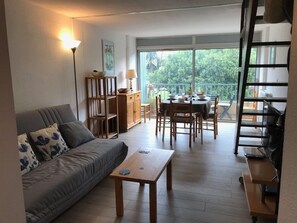 TV - Cozy T3 Apartment, 6 Sleeps, Terrace, Garden View, Secure Parking, Argelès-sur-Mer (Argelès-sur-Mer)