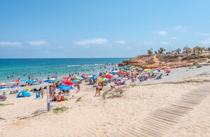 Plage, chaises longues
