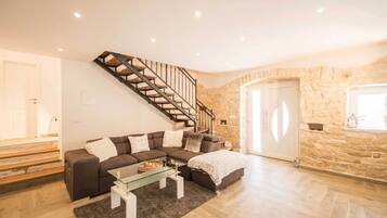 Smart TV, chimenea, estéreo