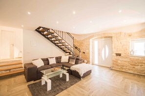 Smart TV, fireplace, stereo - Fully fenced, pet-friendly, ideal for families (Žminj)
