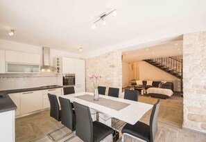 Dining - Fully fenced, pet-friendly, ideal for families (Žminj)