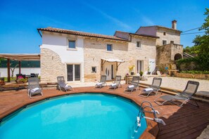 Outdoor pool, pool loungers - Fully fenced, pet-friendly, ideal for families (Žminj)