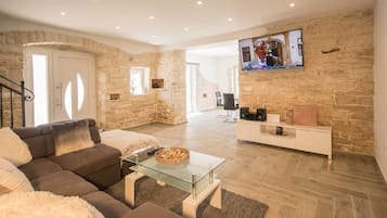 Smart TV, chimenea y estéreo