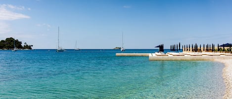 Una spiaggia nelle vicinanze, lettini da mare