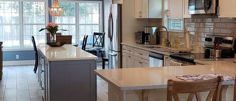 冷蔵庫、電子レンジ、オーブン、コンロ