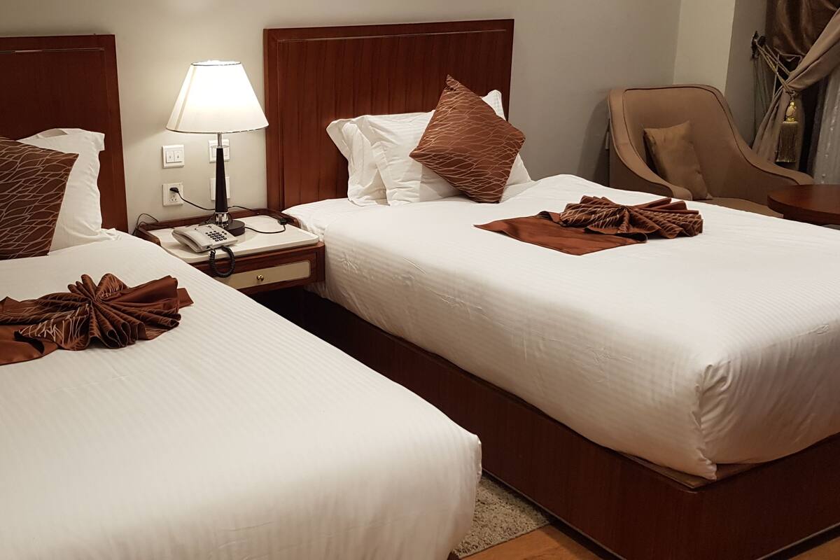 Twin Room | In-room safe, desk, laptop workspace, blackout drapes