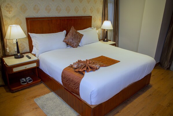 غرفة عادية فردية - غرفة نوم واحدة | خزنة داخل الغرفة وبديكورات فريدة لكل غرفة وطراز فريد لكل وحدة ومكتب