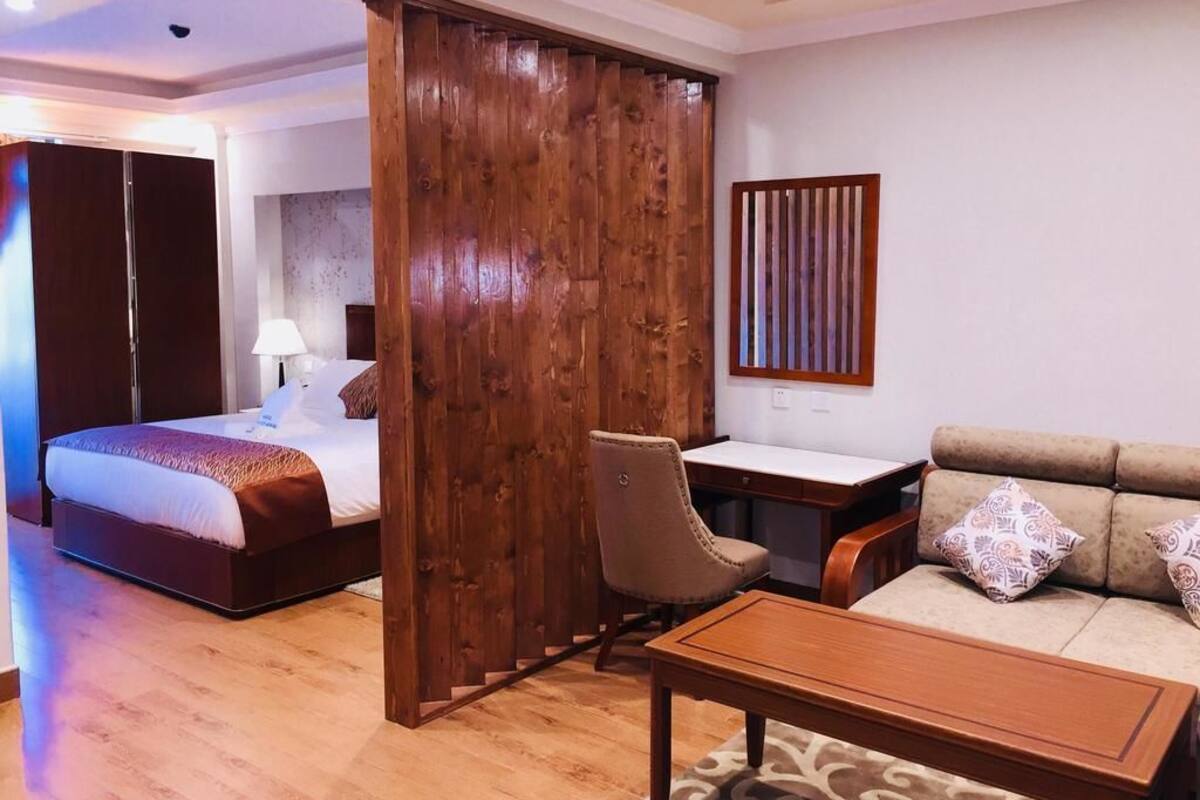 Standard Single Room, 1 Bedroom | In-room safe, desk, laptop workspace, blackout drapes