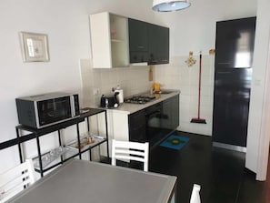 Stort kylskåp, mikrovågsugn, spishäll och kaffe- och tebryggare