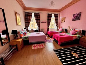 Dört Kişilik Oda, Ortak Banyo (Room 1) | Güneşlik/perde, ütü/ütü masası, ücretsiz kablosuz İnternet