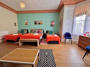 Habitació quàdruple, bany compartit (Room 1) | Cortines opaques, planxa i posts de planxar i wifi gratuïta 