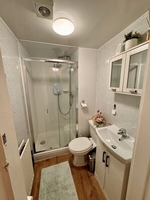 Sèche-cheveux, serviettes fournies