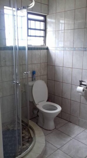 Doppia Standard, 1 letto matrimoniale | Bagno | Vasca da bagno a immersione totale, soffione a pioggia