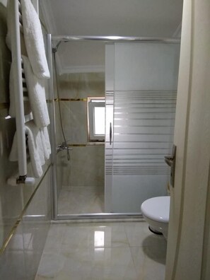 Dusche, kostenlose Toilettenartikel, Haartrockner, Hausschuhe