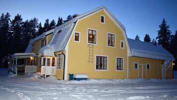 Vista frontal de la propiedad