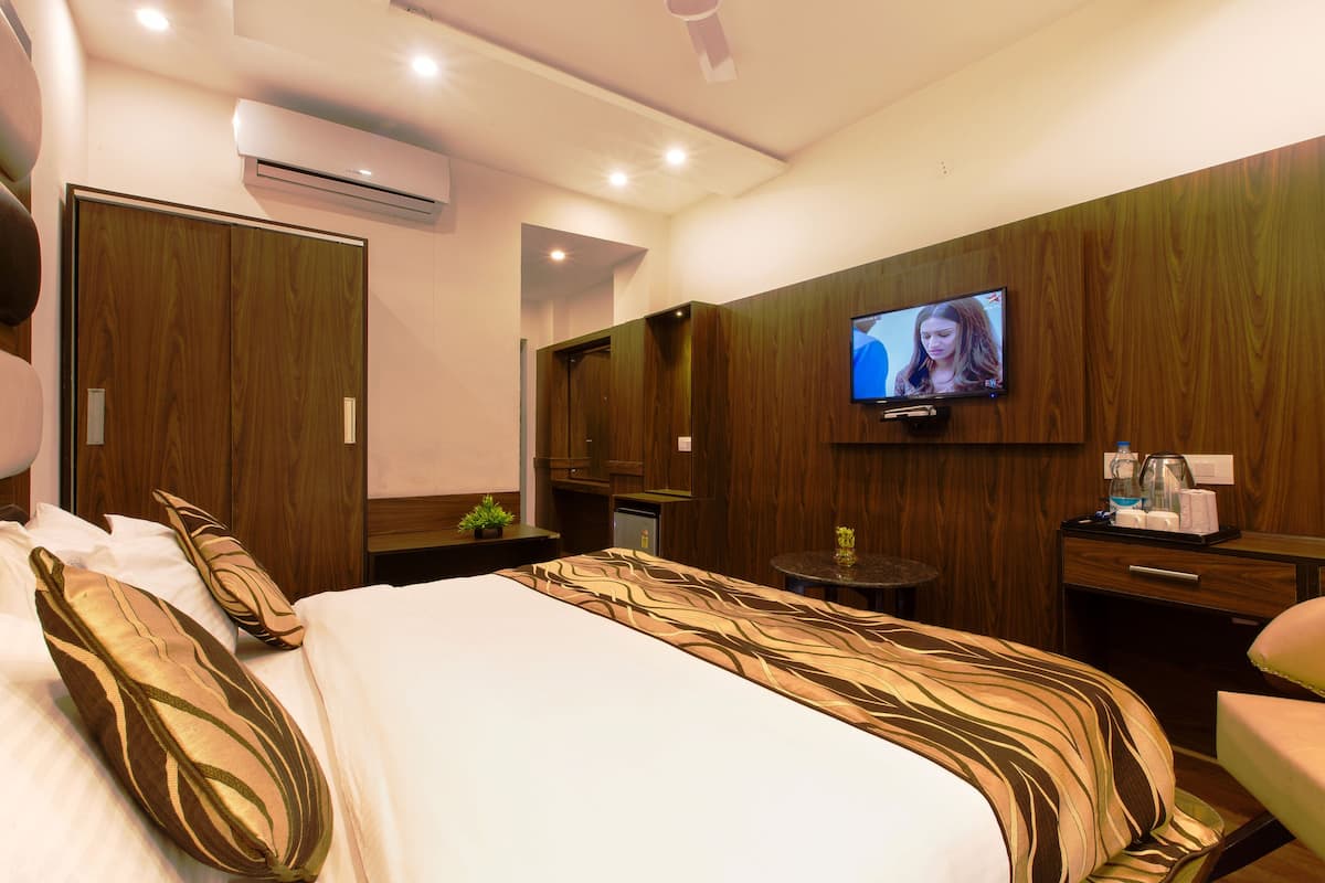 Doppia Deluxe, 1 letto king, non fumatori, vista collina | Una scrivania, postazione laptop, insonorizzazione, ferro/asse da stiro