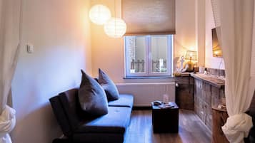 Suite, Bathtub | Living area | Smart TV, Netflix, streaming services