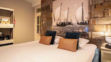 Suite, bathtub | 1 kamar tidur dan didekorasi berbeda-beda